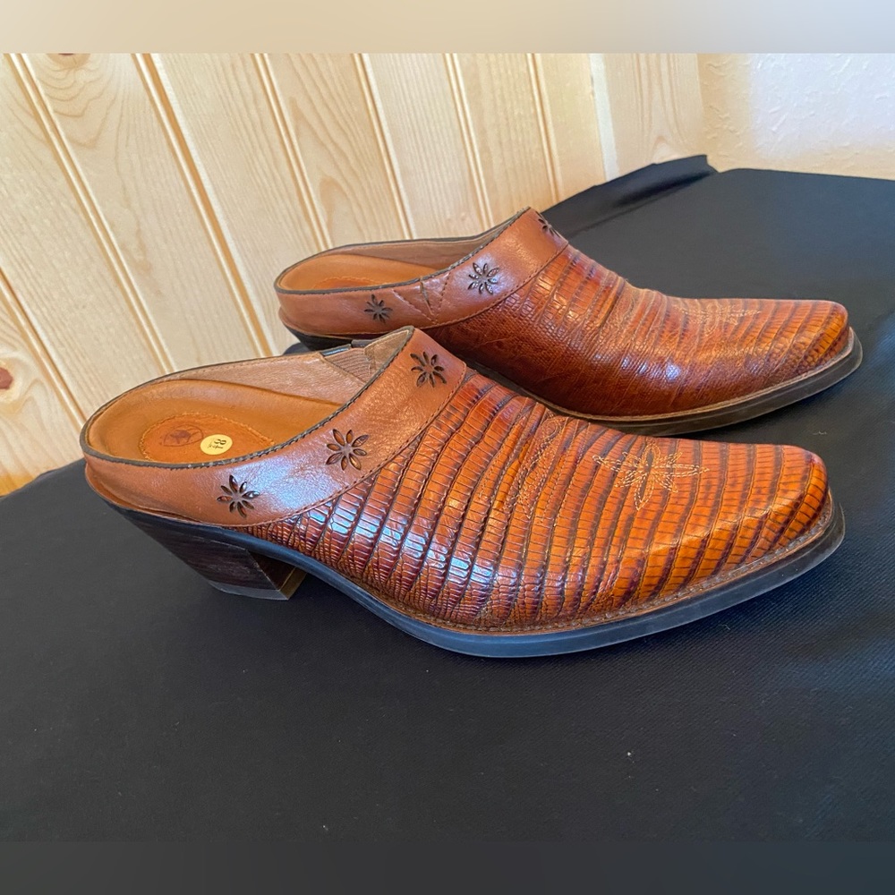 New vintage ARIAT Dessert Stars Moc Clogs Mules size 8.5